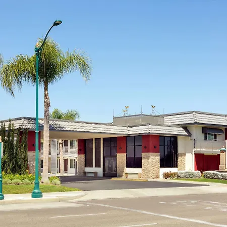 Days Inn&Suites by Wyndham Anaheim At Disneyland Park
